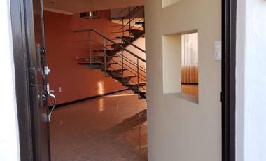 Venta de Casa en Esquina en Sendero de los Pinos – Espaciosa y Moderna