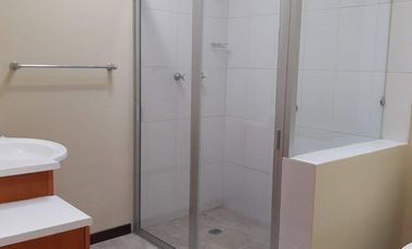 Venta de Casa en Esquina en Sendero de los Pinos – Espaciosa y Moderna