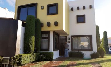 Venta de Casa en Esquina en Sendero de los Pinos – Espaciosa y Moderna