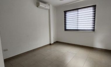 la Joya, Renta de casa de estreno 3 dormitorio con piscina