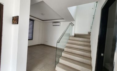 la Joya, Renta de casa de estreno 3 dormitorio con piscina