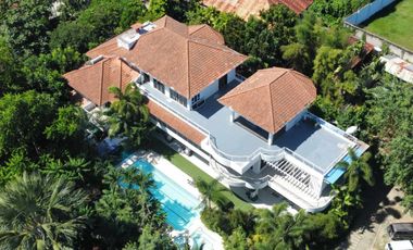 Spacious Nine Bedrooms House with Pool in Lapulapu City