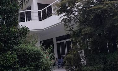 Spacious Nine Bedrooms House with Pool in Lapulapu City