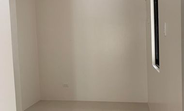 3 Bedroom w/ balcony RFO Condo at Valenza Mansion