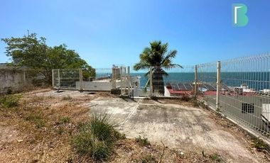Casa en playa privada con vistas al mar