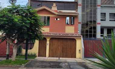 VENDO CASA FRENTE A PARQUE EXCELENTE ZONA RESIDENCIAL