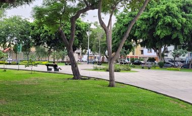 VENDO CASA FRENTE A PARQUE EXCELENTE ZONA RESIDENCIAL