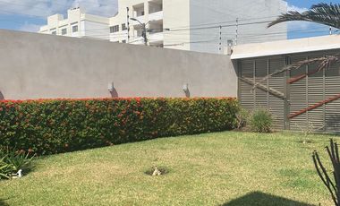 HERMOSA CASA EN VENTA CON AMPLIO JARDIN, EN FRACC COSTA DE ORO