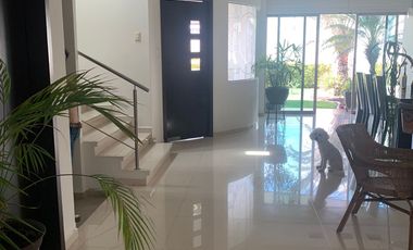 HERMOSA CASA EN VENTA CON AMPLIO JARDIN, EN FRACC COSTA DE ORO