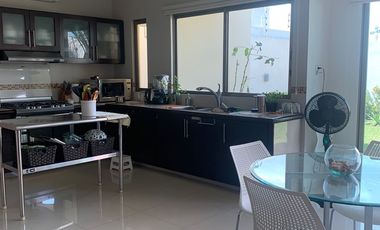 HERMOSA CASA EN VENTA CON AMPLIO JARDIN, EN FRACC COSTA DE ORO