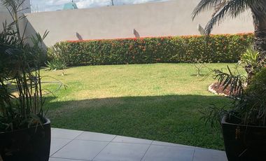 HERMOSA CASA EN VENTA CON AMPLIO JARDIN, EN FRACC COSTA DE ORO