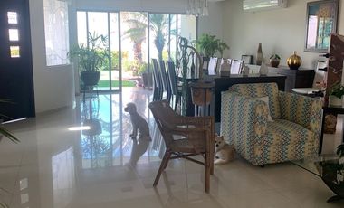 HERMOSA CASA EN VENTA CON AMPLIO JARDIN, EN FRACC COSTA DE ORO