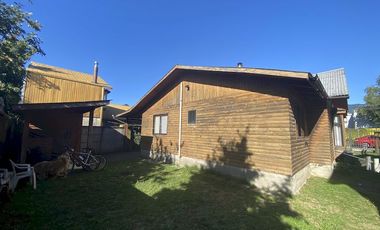 Linda casa con dos cabañas sector centrico de Pucón a 300 mt del Lider