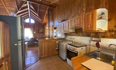 Linda casa con dos cabañas sector centrico de Pucón a 300 mt del Lider