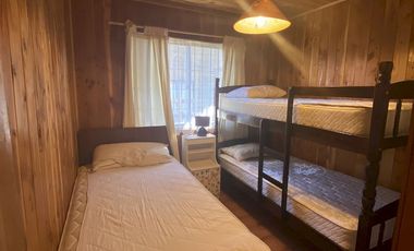 Linda casa con dos cabañas sector centrico de Pucón a 300 mt del Lider