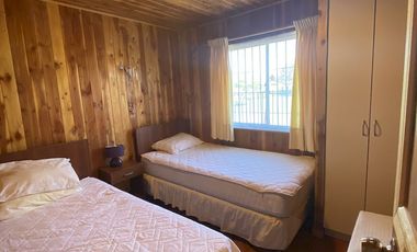 Linda casa con dos cabañas sector centrico de Pucón a 300 mt del Lider