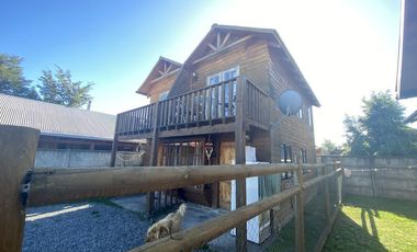 Linda casa con dos cabañas sector centrico de Pucón a 300 mt del Lider