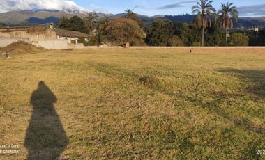 VENTA, CAYAMBE, TERRENO URBANO 1000 m2, PLANO, BIEN UBICADO.