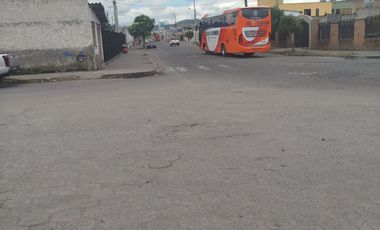 VENTA, CAYAMBE, TERRENO URBANO 1000 m2, PLANO, BIEN UBICADO.