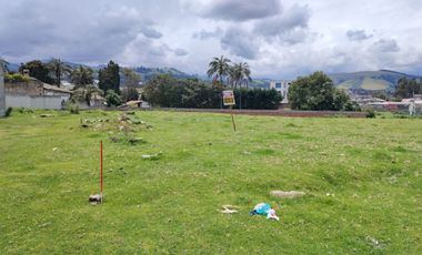VENTA, CAYAMBE, TERRENO URBANO 1000 m2, PLANO, BIEN UBICADO.
