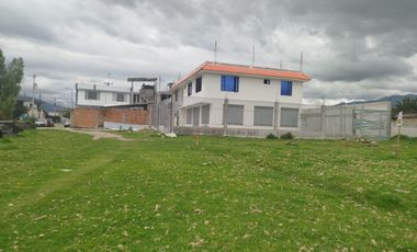 VENTA, CAYAMBE, TERRENO URBANO 1000 m2, PLANO, BIEN UBICADO.