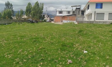 VENTA, CAYAMBE, TERRENO URBANO 1000 m2, PLANO, BIEN UBICADO.
