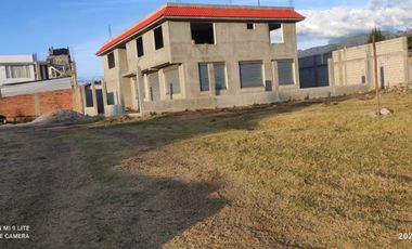 VENTA, CAYAMBE, TERRENO URBANO 1000 m2, PLANO, BIEN UBICADO.