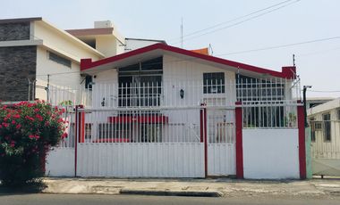 Casa de un Piso en Venta al Costado del Parque de las Madres de Portoviejo