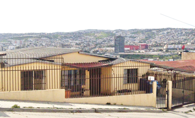 SE VENDE TERRENO CON TRES VIVIENDAS