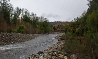 Excelente Parcela de 2,2 ha a orilla de Río Mañío en Panguipulli