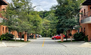 Majestuosa casa esquinera en Mukava del Valle con gran zona verde. Cerritos. Pereira - Colombia.