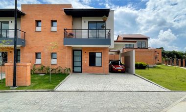 Majestuosa casa esquinera en Mukava del Valle con gran zona verde. Cerritos. Pereira - Colombia.