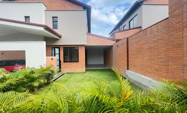 Majestuosa casa esquinera en Mukava del Valle con gran zona verde. Cerritos. Pereira - Colombia.