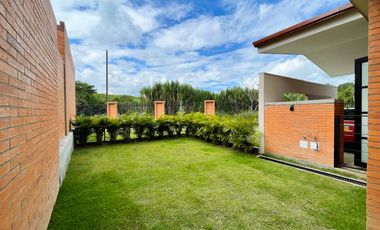Majestuosa casa esquinera en Mukava del Valle con gran zona verde. Cerritos. Pereira - Colombia.