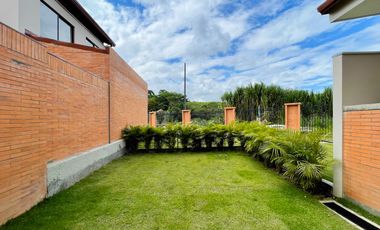 Majestuosa casa esquinera en Mukava del Valle con gran zona verde. Cerritos. Pereira - Colombia.