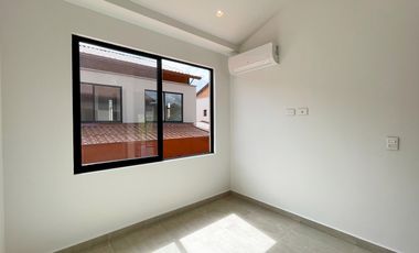 Majestuosa casa esquinera en Mukava del Valle con gran zona verde. Cerritos. Pereira - Colombia.