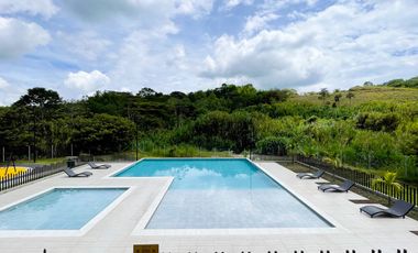 Majestuosa casa esquinera en Mukava del Valle con gran zona verde. Cerritos. Pereira - Colombia.