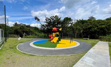 Majestuosa casa esquinera en Mukava del Valle con gran zona verde. Cerritos. Pereira - Colombia.
