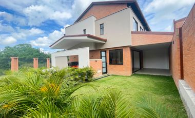 Majestuosa casa esquinera en Mukava del Valle con gran zona verde. Cerritos. Pereira - Colombia.