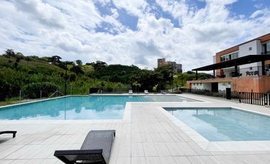 Majestuosa casa esquinera en Mukava del Valle con gran zona verde. Cerritos. Pereira - Colombia.