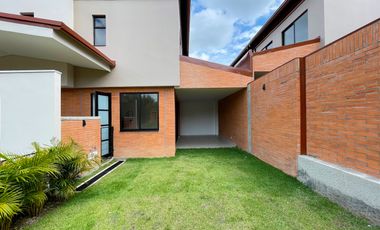 Majestuosa casa esquinera en Mukava del Valle con gran zona verde. Cerritos. Pereira - Colombia.