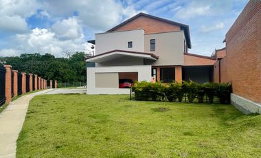 Majestuosa casa esquinera en Mukava del Valle con gran zona verde. Cerritos. Pereira - Colombia.
