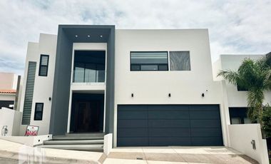 VENTA DE RESIDENCIA CON ALBERCA Y RECAMARA EN PLANTA BAJA EN LOMAS DE CHARBEL