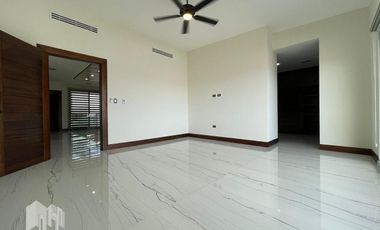 VENTA DE RESIDENCIA CON ALBERCA Y RECAMARA EN PLANTA BAJA EN LOMAS DE CHARBEL