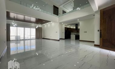 VENTA DE RESIDENCIA CON ALBERCA Y RECAMARA EN PLANTA BAJA EN LOMAS DE CHARBEL