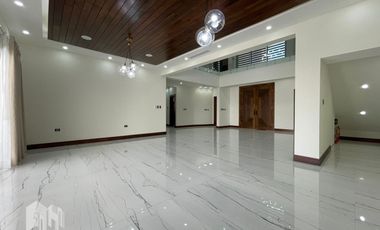 VENTA DE RESIDENCIA CON ALBERCA Y RECAMARA EN PLANTA BAJA EN LOMAS DE CHARBEL