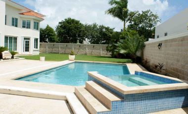 CASA EN VENTA EN CANCÚN, QUINTANA ROO, RESIDENCIAL VILLA MAGNA, ALBERCA PROPIA, RECÁMARA EN PLANTA BAJA