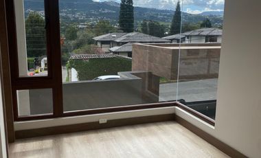 MODERNAS CASAS A ESTRENAR CONJUNTO CUMBAYA (Colegio Menor, Vía Santa Inés)
