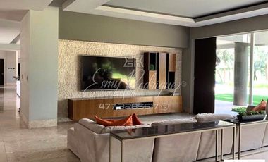 CASA EN RENTA, CLUB CAMPESTRE, ALBERCA, 1,167m2, 4 REC. SIN MUEBLES. 6 AUTOS