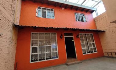 Casa con departamento y local en calzada la Huerta (enfrente de la coca)